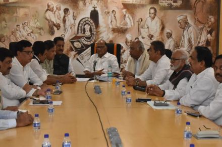 सामायिक कार्यक्रम ठरवण्यासाठी राष्ट्रवादीची समिती, ‘या’ पाच नेत्यांचा समावेश सामायिक कार्यक्रम ठरवण्यासाठी राष्ट्रवादीची समिती, ‘या’ पाच नेत्यांचा समावेश