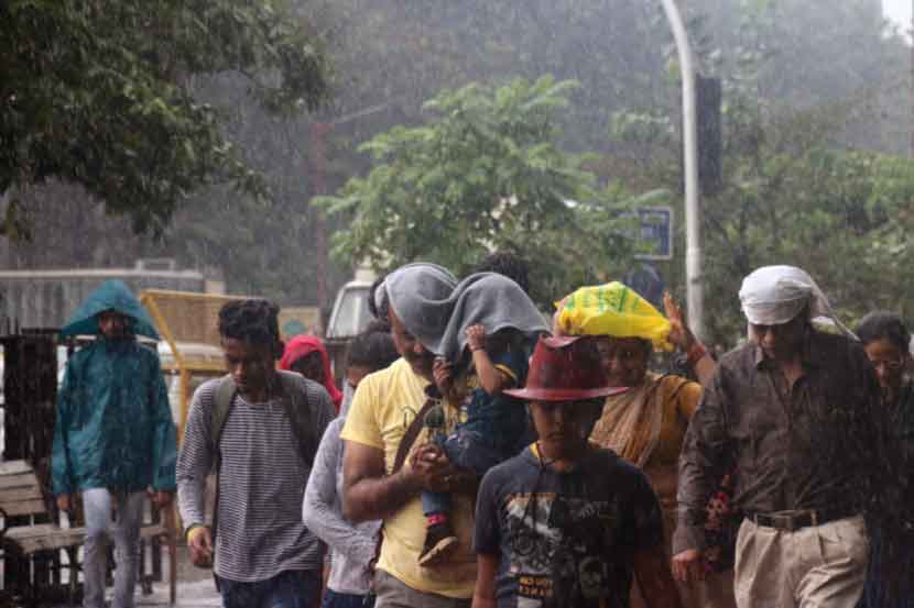 मुंबईसह उपनगरात पाऊस, ट्रान्स हार्बर लोकलही विस्कळीत मुंबईसह उपनगरात पाऊस, ट्रान्स हार्बर लोकलही विस्कळीत