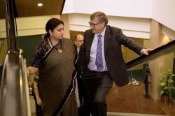 शिक्षण तर पूर्ण झालं नाही म्हणत.. स्मृती इराणींनी शेअर केला बिल गेट्स यांच्यासोबतचा फोटो