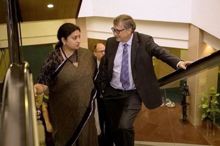 शिक्षण तर पूर्ण झालं नाही म्हणत.. स्मृती इराणींनी शेअर केला बिल गेट्स यांच्यासोबतचा फोटो शिक्षण तर पूर्ण झालं नाही म्हणत.. स्मृती इराणींनी शेअर केला बिल गेट्स यांच्यासोबतचा फोटो