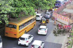 तीन हात नाका आक्रसला!