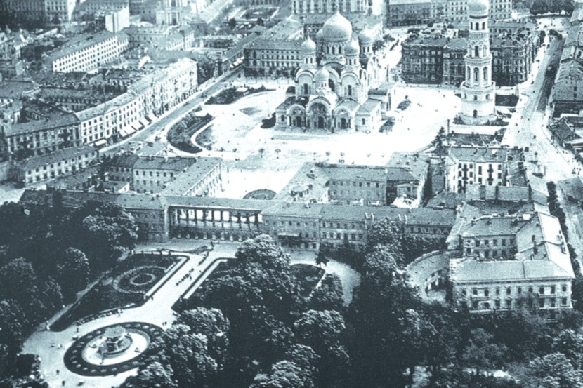 रशियनांनी पोलंडमध्ये वॉर्सा येथे बांधलेले हे ‘अलेक्सांद्रो नेवस्की (ऑथरेडॉक्स) कॅथ्रेडल’, पोलंड स्वतंत्र झाल्यावर तेथील सरकारने उद्ध्वस्त केले होते (१९१९ चे छायाचित्र, स्रोत: विकिपीडिया)