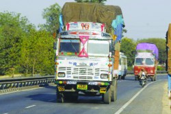 १४ जिल्ह्य़ांत नियम मोडणाऱ्या वाहनांवरील कारवाईत घट
