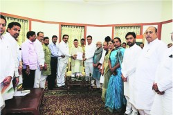 सरकार स्थापनेच्या विलंबामुळे शेतकरी वाऱ्यावर