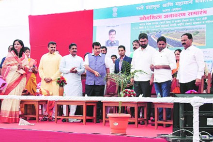 वडगाव (नवले पूल) ते कात्रज या रस्त्याचे सहा पदरीकरण आणि सेवा रस्त्यासह बांधकाम, रुंदीकरण या कामांचा प्रारंभ केंद्रीय भूपृष्ठमंत्री नितीन गडकरी यांच्या हस्ते शुक्रवारी करण्यात आला. संगीताराजे निंबाळकर, जगदीश कदम, भीमराव तापकीर, शिवेंद्रराजे भोसले आणि योगेश टिळेकर या वेळी उपस्थित होते. वडगाव (नवले पूल) ते कात्रज या रस्त्याचे सहा पदरीकरण आणि सेवा रस्त्यासह बांधकाम, रुंदीकरण या कामांचा प्रारंभ केंद्रीय भूपृष्ठमंत्री नितीन गडकरी यांच्या हस्ते शुक्रवारी करण्यात आला. संगीताराजे निंबाळकर, जगदीश कदम, भीमराव तापकीर, शिवेंद्रराजे भोसले आणि योगेश टिळेकर या वेळी उपस्थित होते.