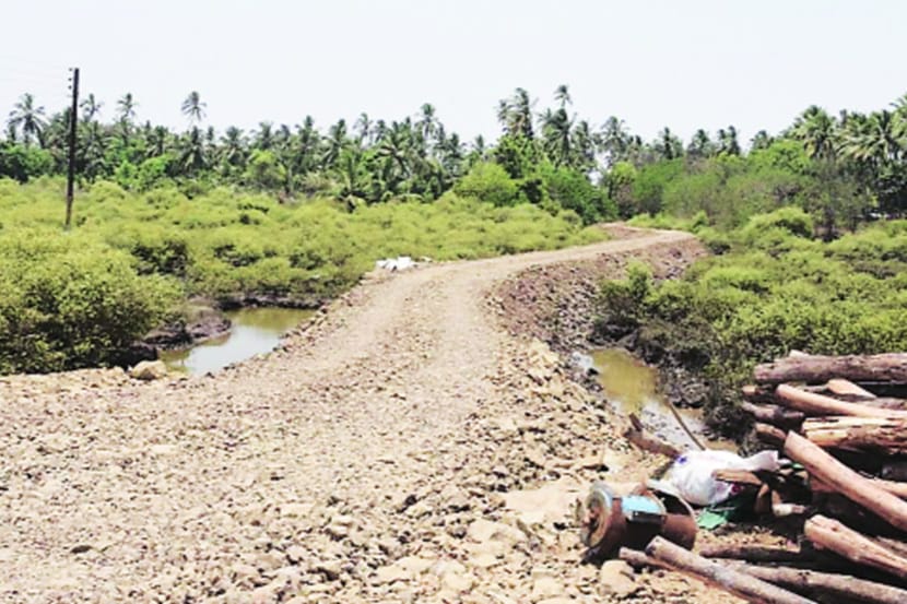 भुईगाव येथील खारजमिनीवरील बेकायदा अतिक्रमण करण्यात आले आहे. भुईगाव येथील खारजमिनीवरील बेकायदा अतिक्रमण करण्यात आले आहे.