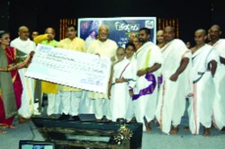 राजकीय क्षेत्रात दाखवला जाणारा जिव्हाळा कृत्रिम स्वरूपाचा