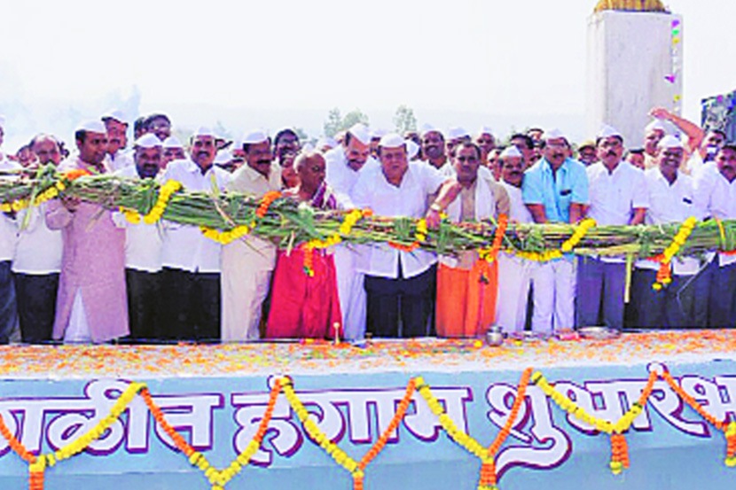 सरसेनापती संताजी घोरपडे साखर कारखान्याच्या गळीत हंगामाचा ऊ स मोळी टाकून प्रारंभ करताना आमदार हसन मुश्रीफ, नविद मुश्रीफ, युवराज पाटील, भैय्या माने, गणपतराव फराकटे, महेश जोशी व इतर. (छाया-संदीप तारळे)