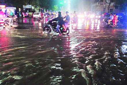 पुणे शहर आणि परिसरामध्ये रविवारी संध्याकाळनंतर झालेल्या जोरदार पावसाने शहरातील विविध रस्त्यांवर मोठय़ा प्रमाणावर पाणी साचले होते. (छायाचित्र- पवन खेंगरे)