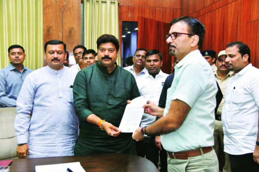 मध्य रेल्वेचे विभागीय रेल्वे व्यवस्थापक एस. के. जैन यांना रखडलेल्या पुलांसंदर्भात निवेदन देताना आमदार प्रमोद पाटील. मध्य रेल्वेचे विभागीय रेल्वे व्यवस्थापक एस. के. जैन यांना रखडलेल्या पुलांसंदर्भात निवेदन देताना आमदार प्रमोद पाटील.