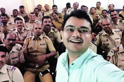 क्षण एक पुरे! : इतरांना शहाणं करणारा वेडा