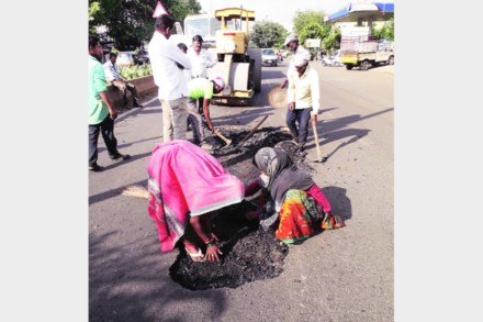 शहरात खड्डे बुजविण्याचे प्रगतिपथावर असणारे काम.
