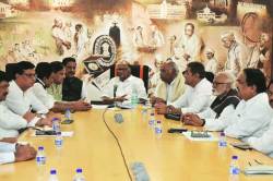 काँग्रेसची अत्यंत सावध पावले..