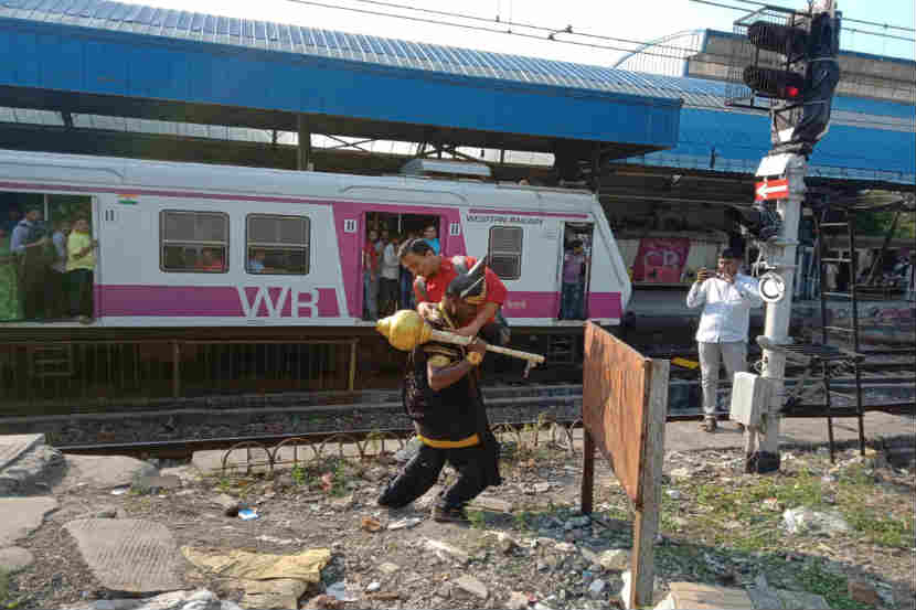 रेल्वे ट्रॅक ओलांडणाऱ्या प्रवाशांना थेट उचललं यमराजाने