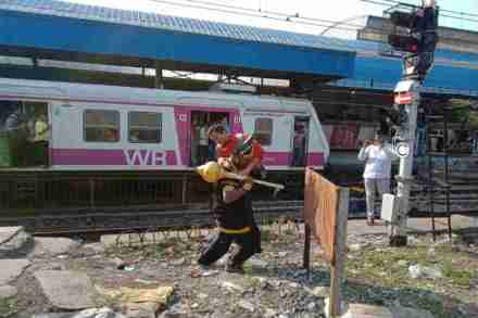 रेल्वे ट्रॅक ओलांडणाऱ्या प्रवाशांना थेट उचललं यमराजाने