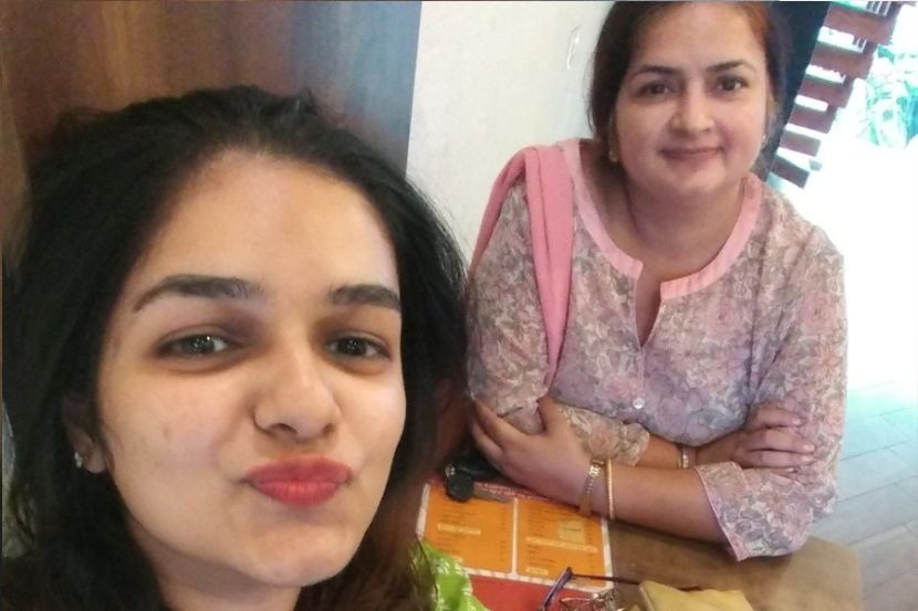 मुलगीच शोधतेय आईच्या लग्नासाठी स्थळ; घातल्या या तीन अटी