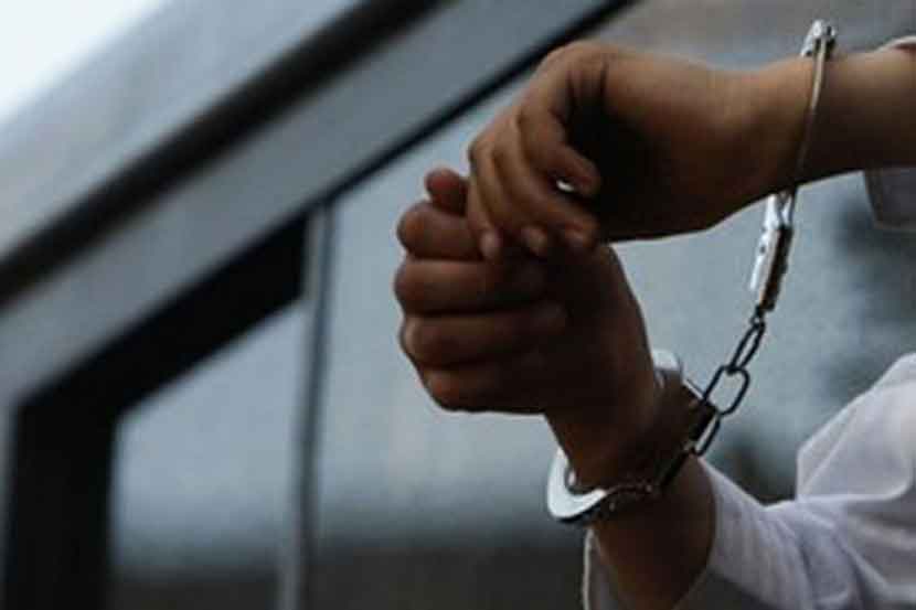 घरचं जेवण दिलं नाही म्हणून कैदी पोलीस कर्मचाऱ्यावर थुंकला अन्…