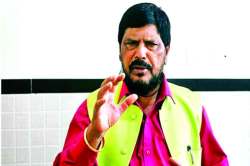 काँग्रेस-राष्ट्रवादीशी हातमिळवणी सेनेसाठी घातक : आठवले