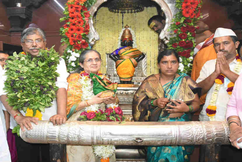राज्यातील शेतकरी सुखी व्हावा; चंद्रकांत पाटील यांचे विठ्ठल चरणी साकडे