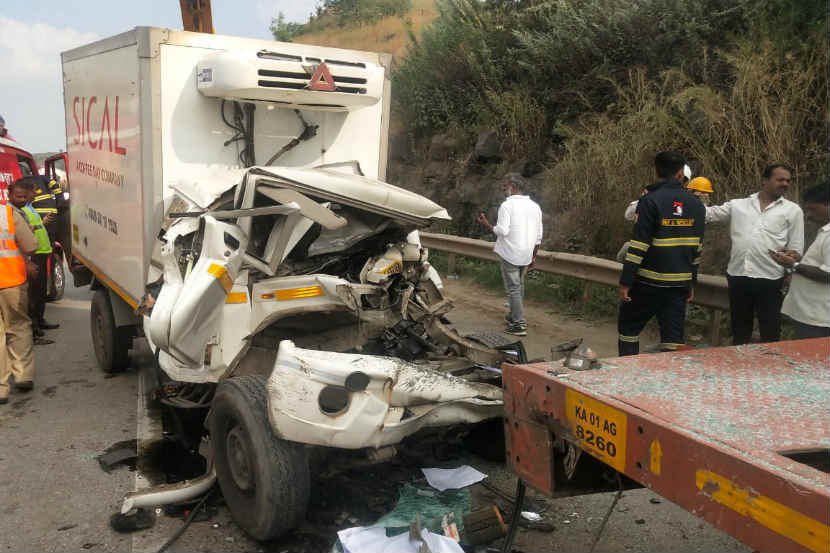 पुणे-मुंबई एक्स्प्रेस वेवर बलेरोची कंटेनरला धडक, दोघांचा मृत्यू