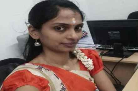 झेंडयाचा खांब चुकवताना स्कूटरस्वार महिलेच्या पायावरुन गेला ट्रक झेंडयाचा खांब चुकवताना स्कूटरस्वार महिलेच्या पायावरुन गेला ट्रक