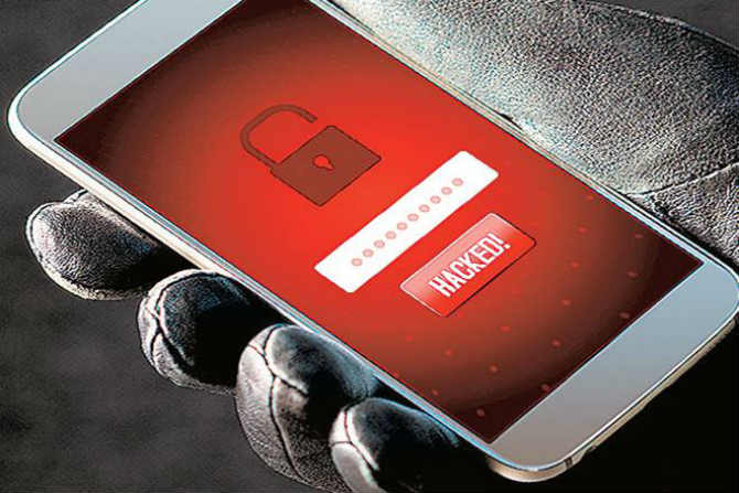 मोबाईलमध्ये ‘हे’ अॅप असेल तर तुमचं अकाऊंट होईल रिकामं