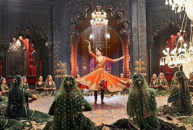 चित्रपटात वापरण्यात येणाऱ्या कपड्यांचे नंतर काय होते? जाणून घ्या