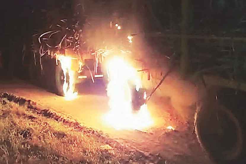 ऊसदर आंदोलन चिघळले ऊसदर आंदोलन चिघळले