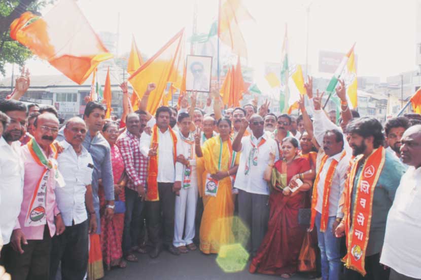 महाविकास आघाडी सरकार सत्तेत आल्याने कोल्हापुरात शिवसेना, काँग्रेस व राष्ट्रवादी काँग्रेसच्या कार्यकर्त्यांंनी जल्लोष केला . महाविकास आघाडी सरकार सत्तेत आल्याने कोल्हापुरात शिवसेना, काँग्रेस व राष्ट्रवादी काँग्रेसच्या कार्यकर्त्यांंनी जल्लोष केला .