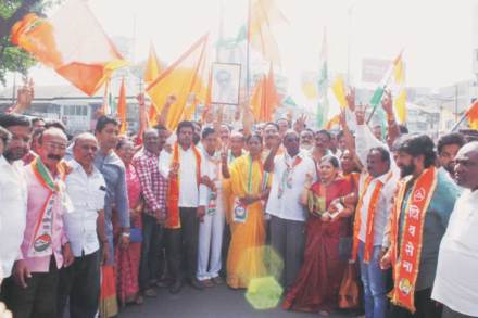 महाविकास आघाडी सरकार सत्तेत आल्याने कोल्हापुरात शिवसेना, काँग्रेस व राष्ट्रवादी काँग्रेसच्या कार्यकर्त्यांंनी जल्लोष केला .