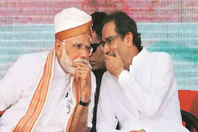 पुणे विमानतळावर उद्धव ठाकरेंनी केले पंतप्रधान नरेंद्र मोदींचे स्वागत