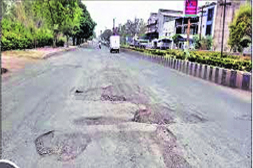 खड्डय़ांच्या तक्रारींची अभियंत्यांकडून शहानिशा खड्डय़ांच्या तक्रारींची अभियंत्यांकडून शहानिशा