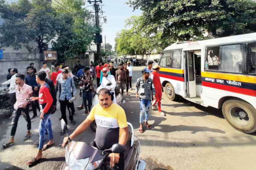 पालकांनी शाळेला घेराव घातल्याने परिसरात तणावाचे वातावरण निर्माण झाले होते.