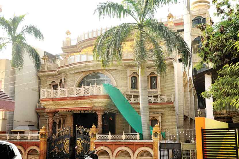 संतोष आंबेकरचा आलिशान बंगला झोपडपट्टीचा भाग
