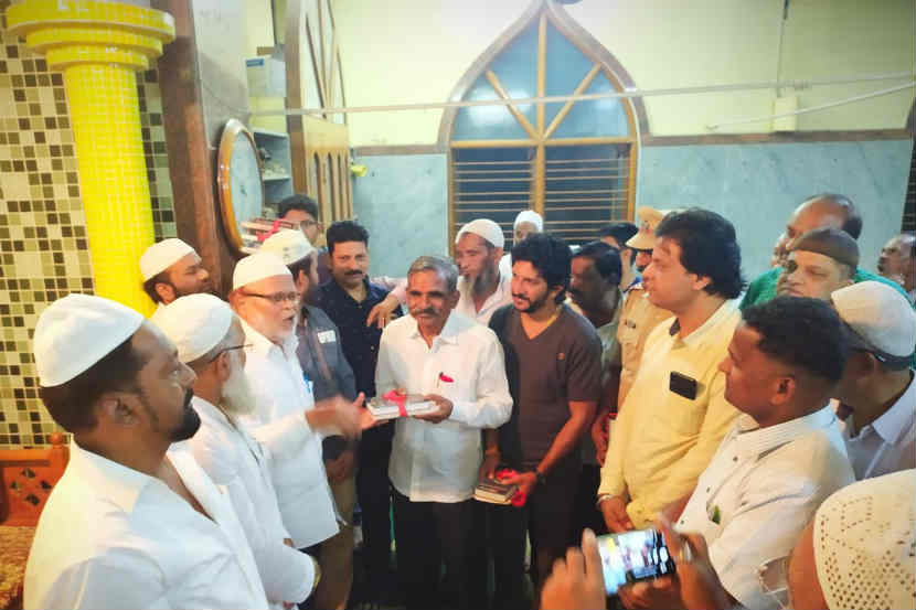 कोल्हापूर : नमाज पठण कृतीद्वारे दिला बंधुत्वाचा संदेश कोल्हापूर : नमाज पठण कृतीद्वारे दिला बंधुत्वाचा संदेश