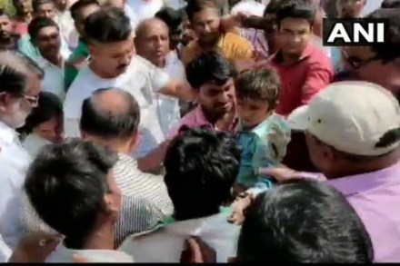 ३०० फुटी बोअरवेलमध्ये पडलेल्या चिमुकल्यास सुखरूप बाहेर काढले ३०० फुटी बोअरवेलमध्ये पडलेल्या चिमुकल्यास सुखरूप बाहेर काढले