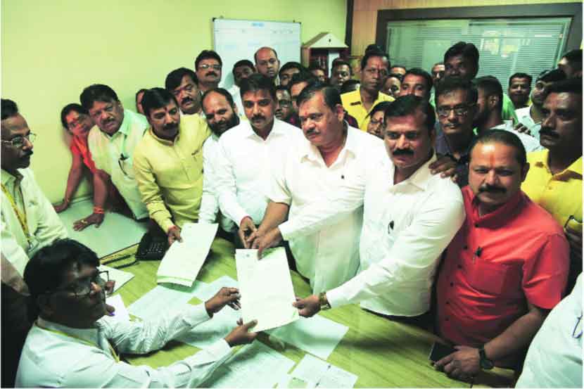 भाजपमधील सानप गटाचे मानले जाणारे कमलेश बोडके यांचा अर्ज दाखल करताना माजी आमदार बाळासाहेब सानप यांच्यासमवेत शिवसेनेचे संपर्कप्रमुख भाऊसाहेब चौधरी भाजपमधील सानप गटाचे मानले जाणारे कमलेश बोडके यांचा अर्ज दाखल करताना माजी आमदार बाळासाहेब सानप यांच्यासमवेत शिवसेनेचे संपर्कप्रमुख भाऊसाहेब चौधरी