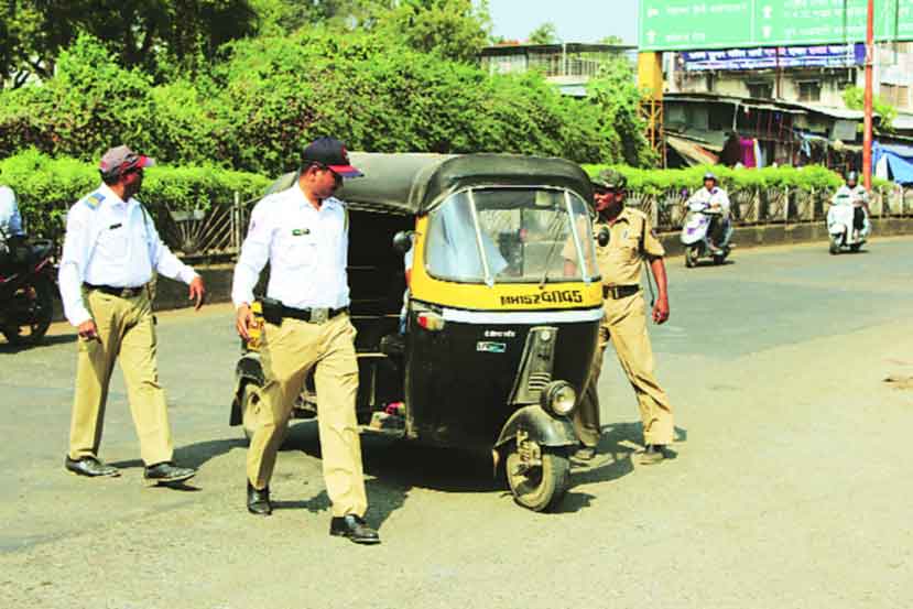 रिक्षाचालकांची तपासणी करताना वाहतूक पोलीस रिक्षाचालकांची तपासणी करताना वाहतूक पोलीस