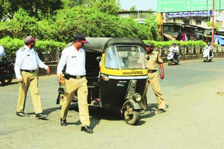 रिक्षाचालकांची तपासणी करताना वाहतूक पोलीस