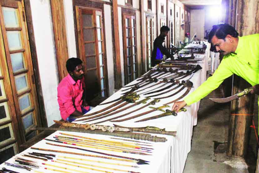 सरकारवाडय़ात शिवकालीन नाणी आणि शस्त्रांचा खजिना खुला