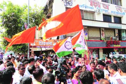 आनंदोत्सवात काँग्रेस-राष्ट्रवादीचे बळ कमी आनंदोत्सवात काँग्रेस-राष्ट्रवादीचे बळ कमी