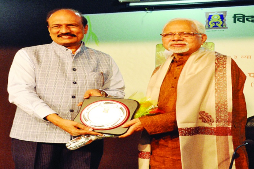 भूमिका न घेणे हा साहित्यिकांचा कचखाऊपणाच