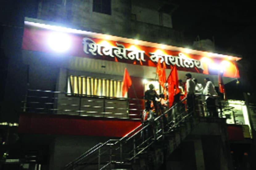 शिवसेनेचा काही क्षणांचा जल्लोषअन् नंतर निरव शांतता! शिवसेनेचा काही क्षणांचा जल्लोषअन् नंतर निरव शांतता!