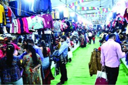 गुलाबी थंडीत उबदार वस्त्रांचा बाजार सजला