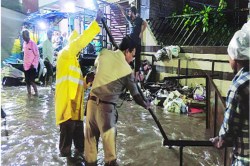 मुसळधार पावसानंतर येरवडा क्षेत्रीय कार्यालयासमोर पाच फूट पाणी