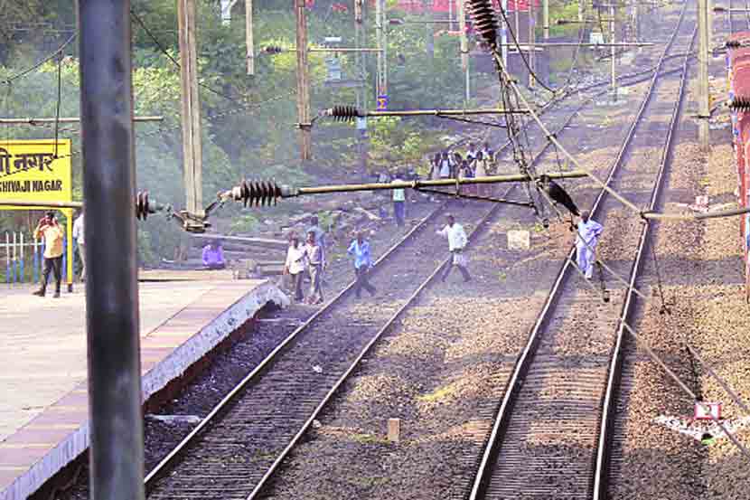 रूळ ओलांडणाऱ्या प्रवाशांविरोधात कारवाई