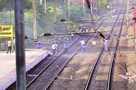 रूळ ओलांडणाऱ्या प्रवाशांविरोधात कारवाई