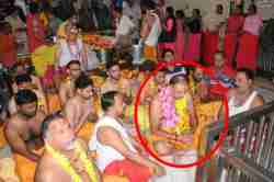 रवी शास्त्री महाकालेश्वर मंदिरात; दिवस-रात्र सामन्याआधी केली पूजा
