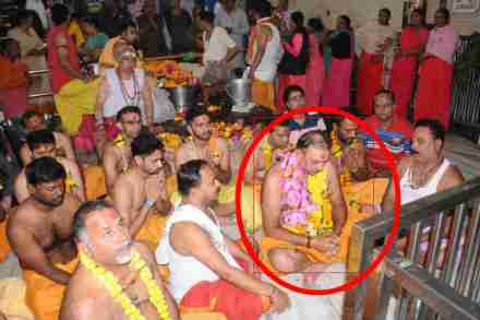रवी शास्त्री महाकालेश्वर मंदिरात; दिवस-रात्र सामन्याआधी केली पूजा