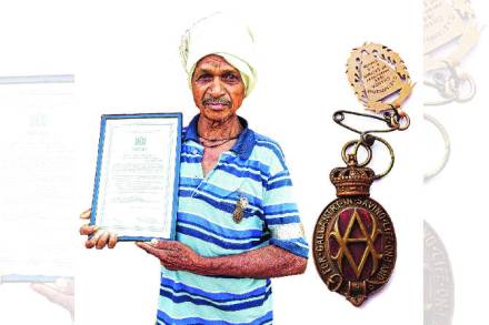 सामा वेलादी हा माडिया गोंड आदिवासी मूळचा गडचिरोलीच्या जंगलातील ‘रापेली’ या गावचा.